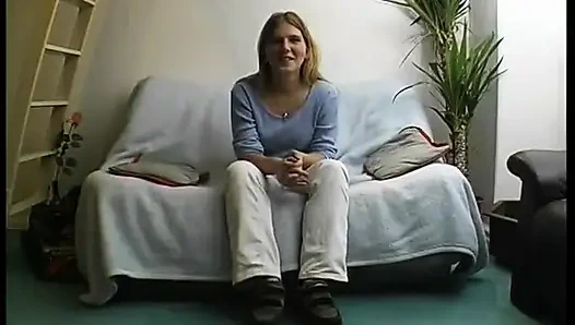 Yuvarlak götlü ve güzel doğal memeli sarışın genç kız tek başına mastürbasyon yapıyor