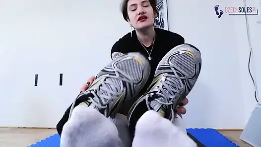 Dewi dengan kaus kaki putih di gym
