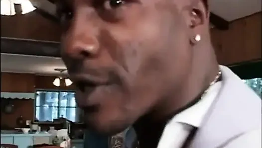 Schwarz-weiß-behaarte muschi doppelt penetriert großen schwarzen schwanz in den arsch