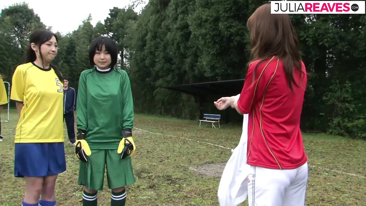 毛茸茸的女孩在吮吸和操教练后被射精