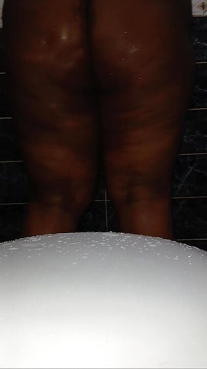 Thick mommy cant help rubbing her pussy and squirtin
