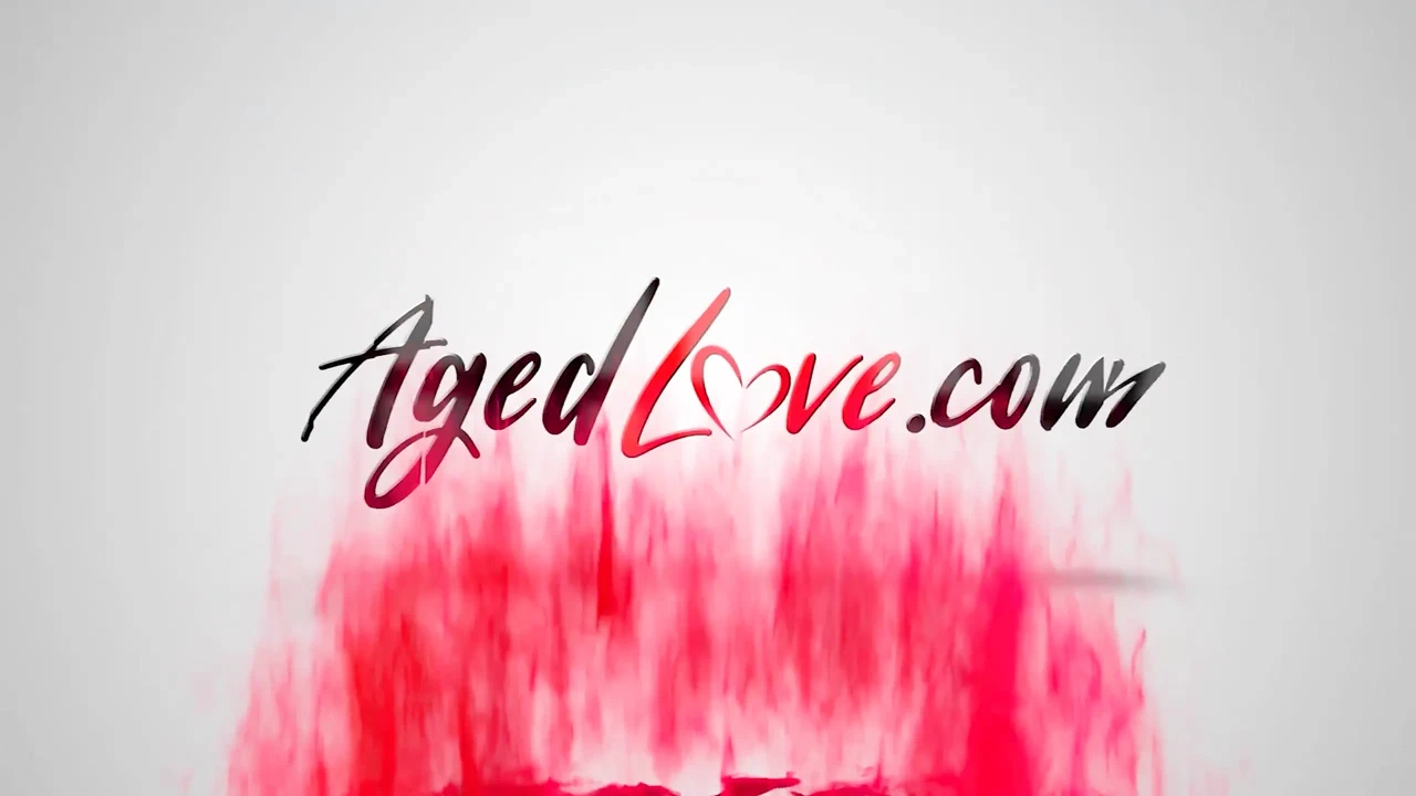 Người phụ nữ trưởng thành tóc vàng nhận được sự giúp đỡ nhanh chóng và hoang dã từ người thợ sửa chữa có ích