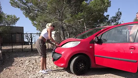 Сучку трахают в киску сзади, пока она сосет еще один большой член