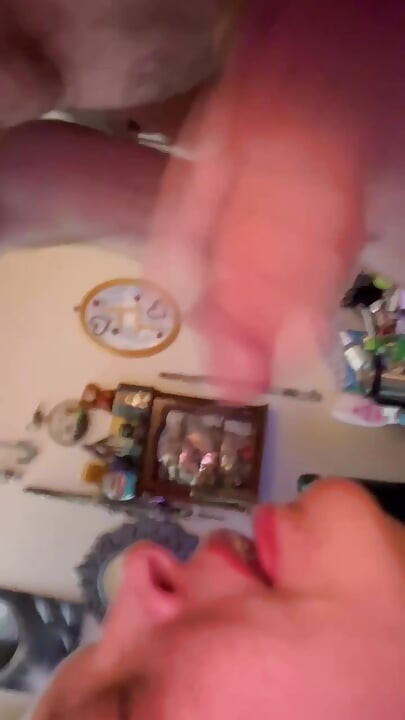 Spunking no rosto, boca e peitos de Sadies