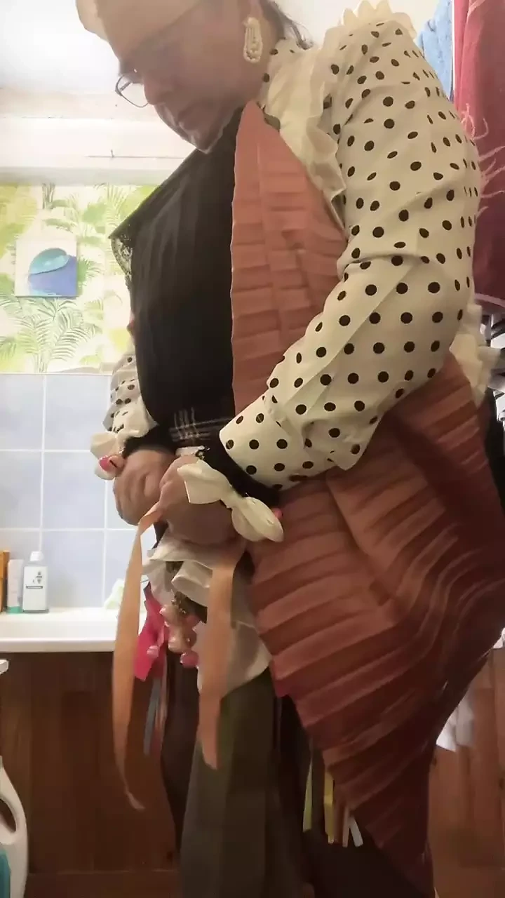 穿着复古 boniche 衣服一天，在瓶子里撒尿