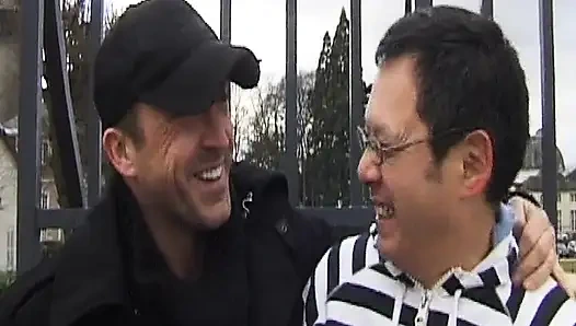 Запомненная французская шлюха-блондинка скачет на двух хуях перед камшотом на лицо