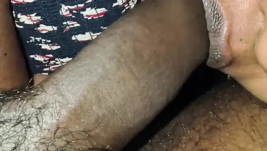 Hallo liebt heute einen kleinen blowjob, weil er plötzlich wichst