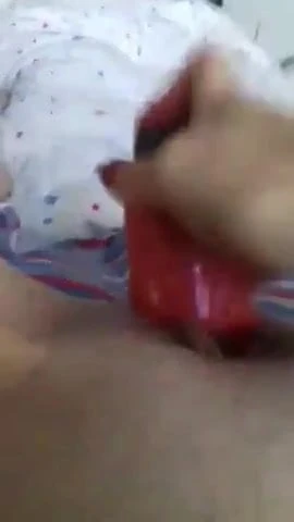 Хорватская милфа трахается с дилдо