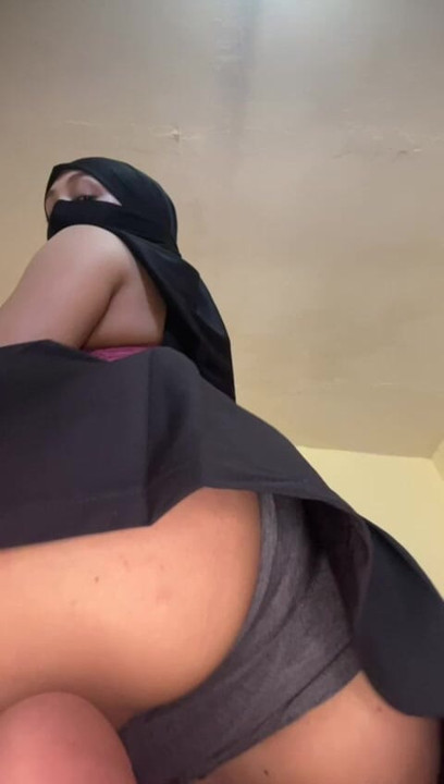 Solo hijab slut with huge arab ass plays with her round butt and horny bouncy booty
