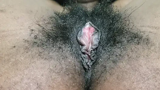 Yalnız kıllı orta yaşlı seksi kadın amını olgun özgüvenle, doğal amı ve samimi kendini seven enerjiyle gösteriyor