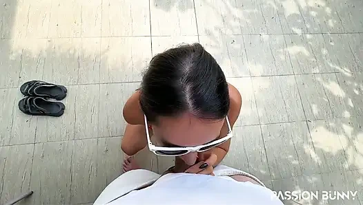 Чуть не застукали с рискованным минетом и писаем возле соседского дома