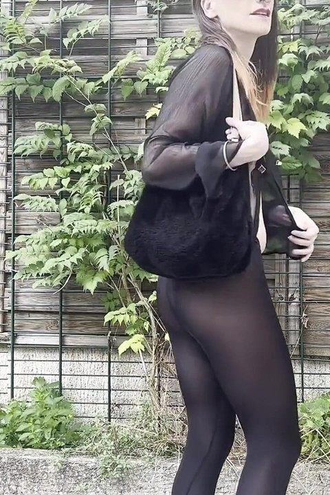 透け衣装での屋外散歩とアナルマスターベーション