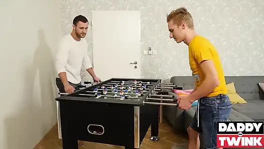 Daddyontwink üvey baba David Lee ikiz sürtük Oliver Morgenson'ı prezervatifsiz sikiyor