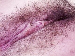 madre sexy se masturba hasta llegar al orgasmo con su gran coño peludo