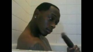 Schlong đen dài trong bồn tắm