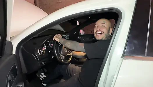 Er bezahlt mich für die Reparatur des Autos mit einem Russen zwischen seinen riesigen Titten