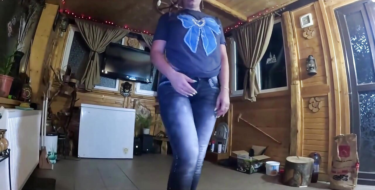 緊身牛仔褲舞蹈蕩婦堵嘴操臉並射在我的坦加斯身上