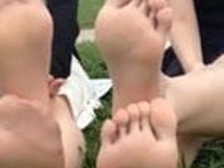 Gołe stopy i rajstopy azjatyckie dziewczyny pokazują stopy