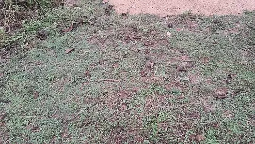 Молодая индийская женщина с другом