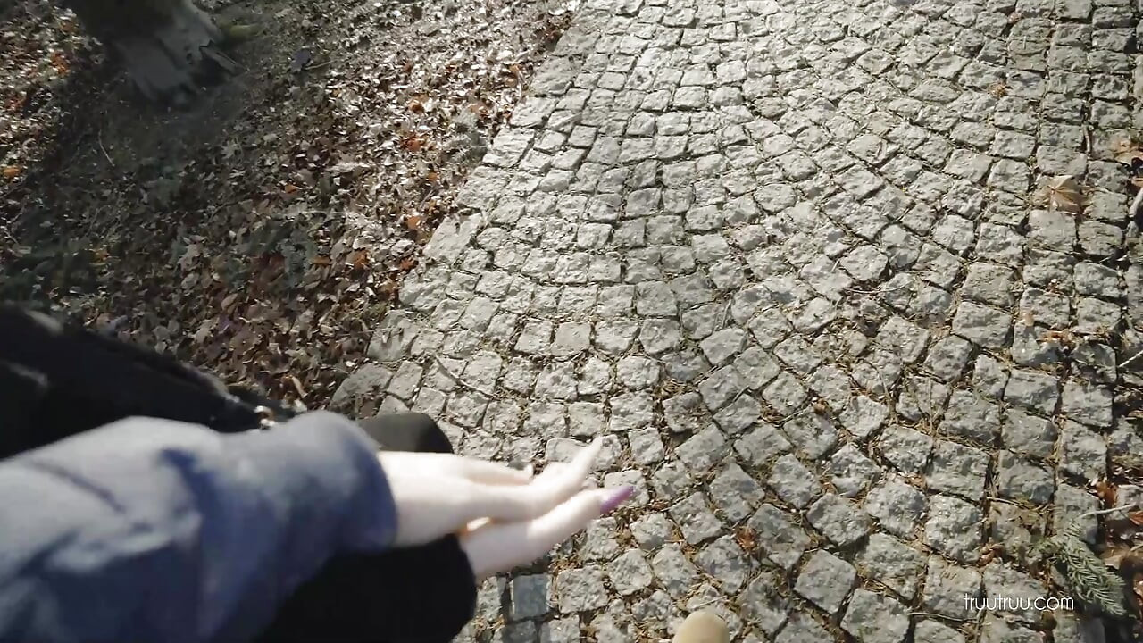 Futai public riscant în plimbare cu un tip oarecare de pe Tinder