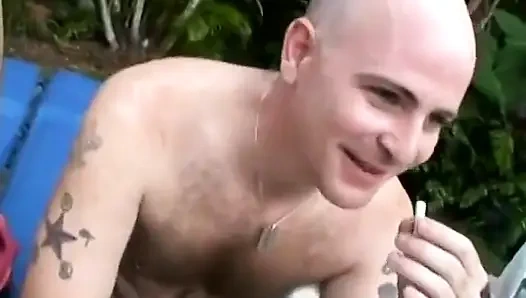 Gala и чувак делают шестьдесят девять на батуте