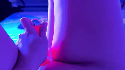 Perverses college-mädchen fickt ihre muschi und denkt über ihren stiefvater