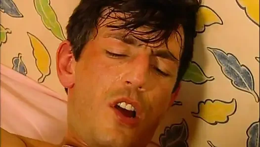 Sehr schöne sexy MILF gefickt und von einem riesigen retro-schwanz auf dicke titten vollgespritzt