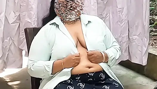 Etekli Hintli kadın soyunuyor