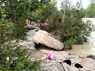 Matrigna scopata in pubblico all'aperto vicino alla riva del fiume