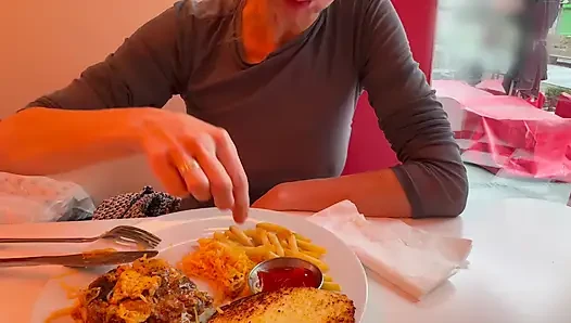 Das mittagessen in einem restaurant mit total hauchdünnen brustwarzen und sexy möpsen zeigt