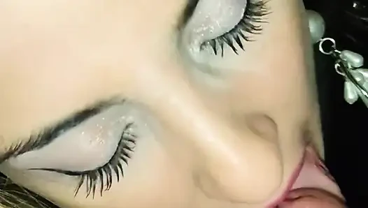 Я пошел на поездку в машине, и мне казалось, пососать его член