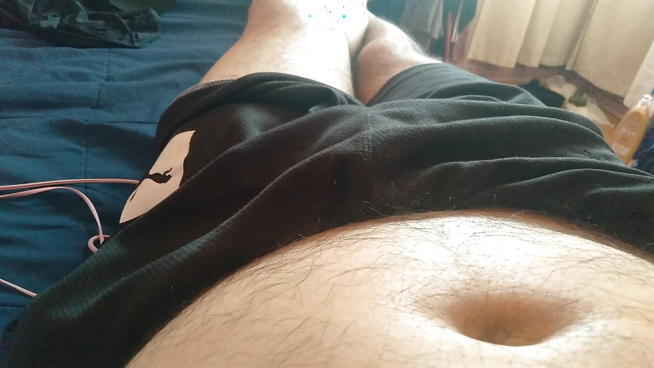 Seorang pria berotot dengan penis besar bermimpi tenggorokan dalam di kamar tidur.
