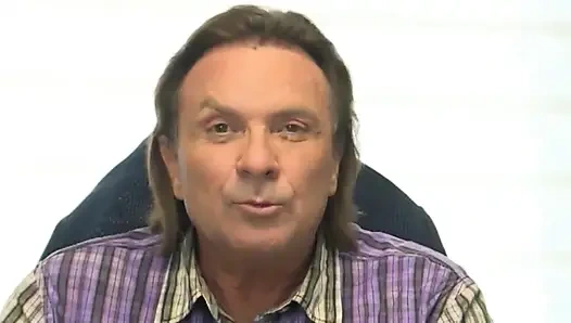 Heißes blondes mädchen mit großen brüsten wird von einem fremden gefickt