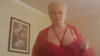 Cachonda sexy abuela gilf mostrando sus grandes tetas y coño gordo mientras baila