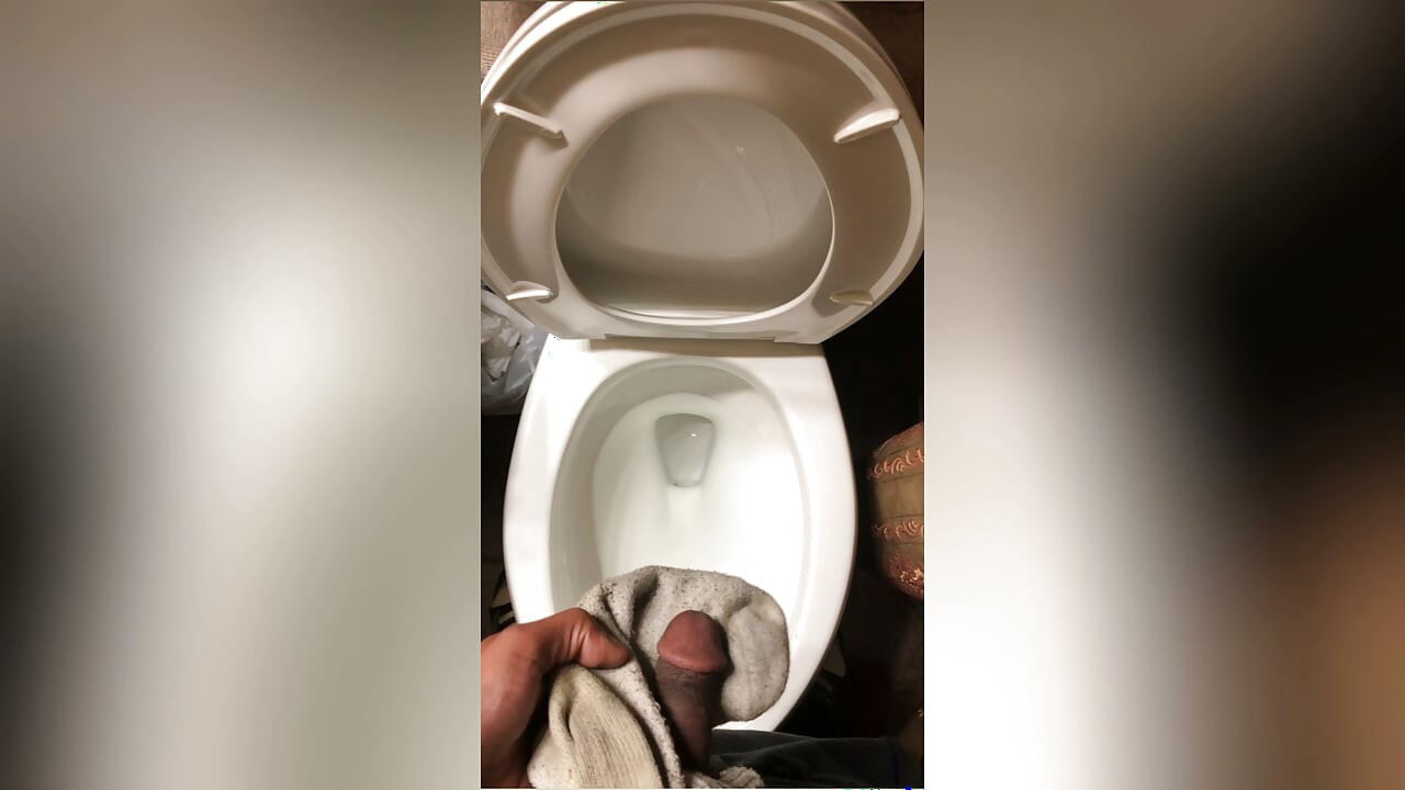 BIG DAVES SOX GET CUMMED IN THE BATHROOM