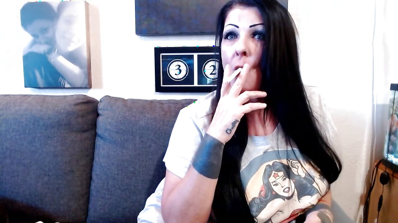 Uzun gün biraz yıpranmış sigara içiyor