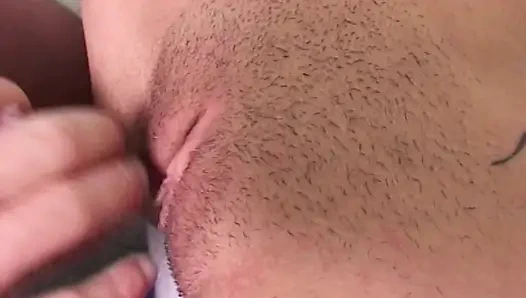 Sarışın Orta Yaşlı Seksi Kadın Yoğun Üçlü Seks Için Genişliyor