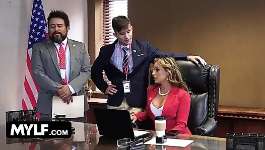 Güçlü politikacı Monica Minx gerçekten istediğini almak için asistanını kullanıyor