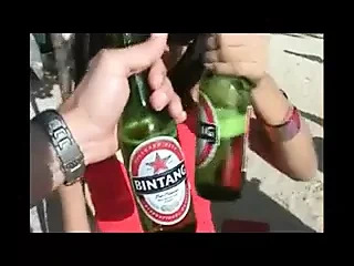 印度尼西亚女孩在巴厘岛海滩上疯狂