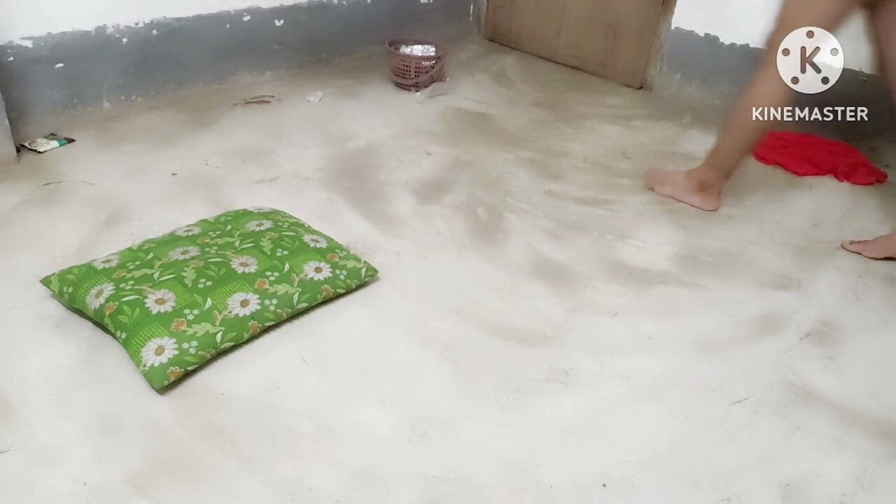 离开Komal后，她在婆家过得很快乐。有一天，继兄和继妹在沙发上做爱时，继兄问道：“你是处女吗