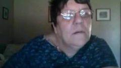 Fette Amateur-Oma in der Webcam r20