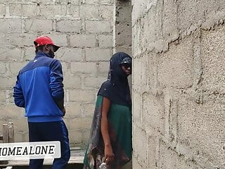 Une grosse salope nigériane baise sur un chantier.