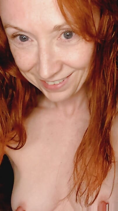 HORNY BUTT PLUG MILF SHOWS HER TITS AND WET PUSSY