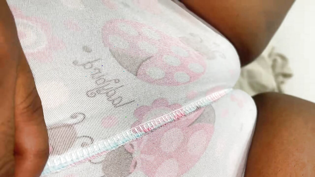 Laitan tiukat shortsit jalkaani ja kutitan emätintäni ja onnistun saamaan hyvän orgasmin