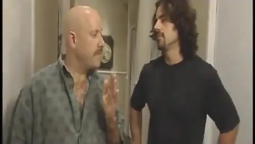 Büyük memeli sikici arkadaşının önünde üvey babasının yarağını emiyor