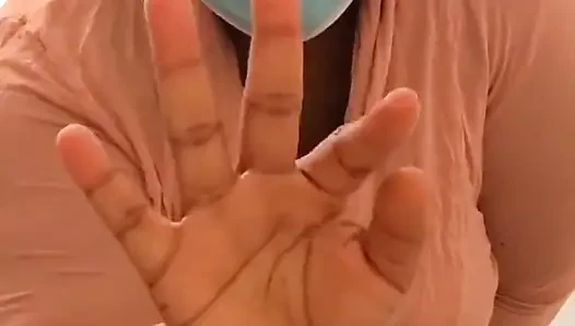 Striptis menggosok memekku sambil menggoyang pantatku