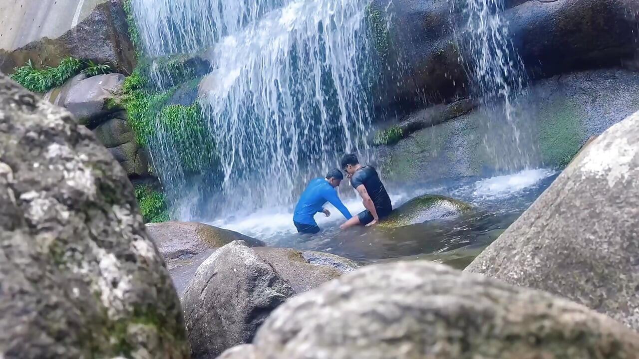 MASUKIN KONTOLNYA PAKAI MESIN! Teman-teman straight saling nyepong di sungai.