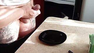 Svekrva drka moj kurac u kuhinji i dobija spermu za doručak
