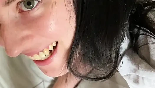 "Hör auf, zu filmen, ich bin zu schüchtern!" Süße freundin errötet und bedeckt ihr gesicht (POV)