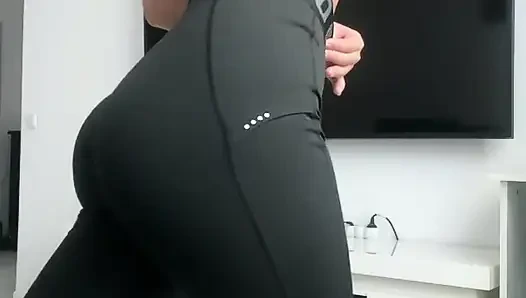 Stiefschwester mit dickem hintern probieren yogahosen an und wird verspielt